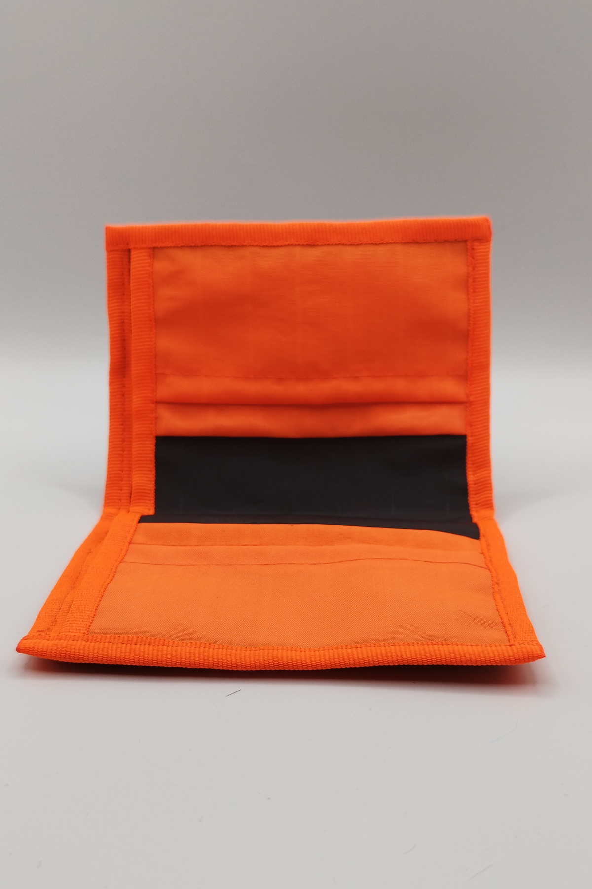 CARTERA-GOMA-BLACK-ORANGE-3